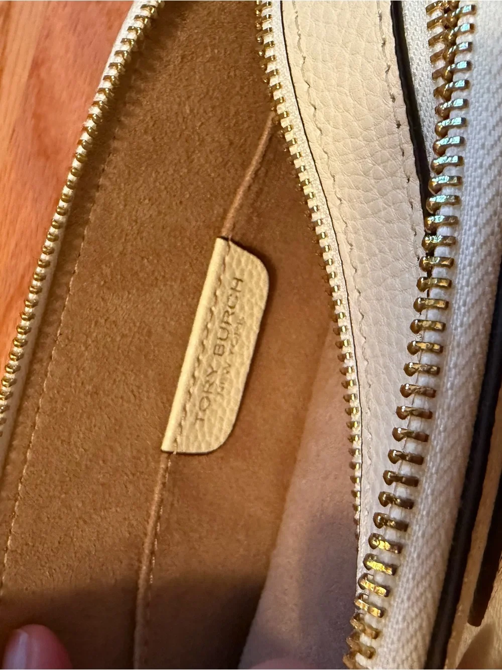 Tory Burch Cream Leather Logo Crossbody Camera Bag - Picture 4 of 7